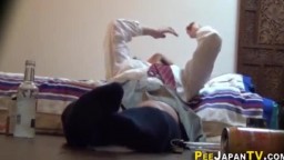 Asiatische Teenager befeuchten das Bett